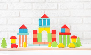 Çevre dostu ahşap renk yapıcı beyaz arka plan üzerinde izole. okul öncesi çocuk gelişimi