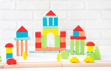 Çevre dostu ahşap renk yapıcı beyaz arka plan üzerinde izole. okul öncesi çocuk gelişimi