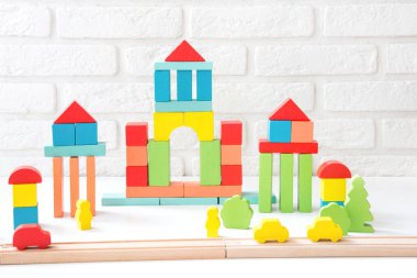 Çevre dostu ahşap renk yapıcı beyaz arka plan üzerinde izole. okul öncesi çocuk gelişimi