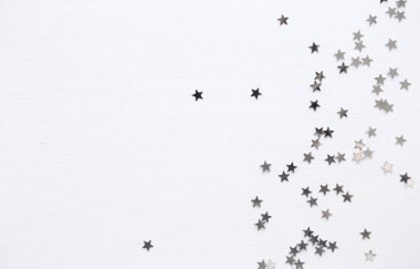 Beyaz minimum arkaplan. Gümüş yıldızlar üst görünüm, düz görünüm