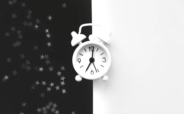 White table clock, alarm on black white background, top view. Good morning. Minimalism — Stock Photo, Image