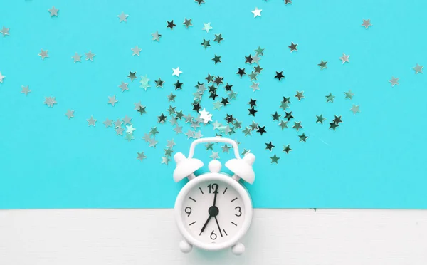 White table clock, alarm on blue background, top view. Good morning. Minimalism — Stock Photo, Image
