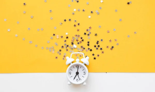 Witte tafel klok, alarm op gele achtergrond, Top View. Goedemorgen. Minimalisme, flatlay — Stockfoto