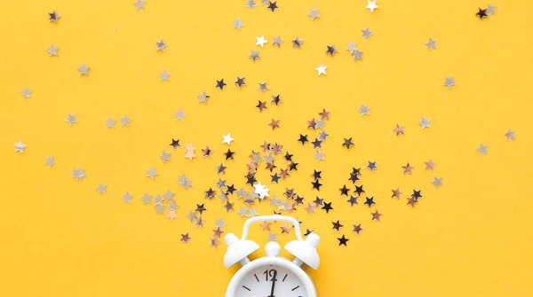 White table clock, alarm on yellow background, top view. Good morning. Minimalism, flatlay — Stock Photo, Image