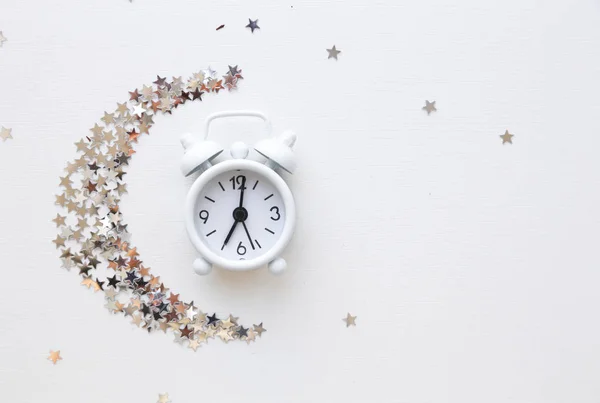 White table clock, top view alarm clock and small stars — Stock Photo, Image