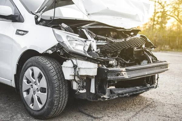 Front Broken white crash car after an accident. — Stock Photo, Image