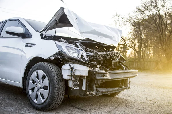 Front Broken white crash car after an accident. — Stock Photo, Image