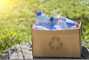 plastik şişeile kutu. Çöp, mikroplastik ve toprak ve okyanus kirliliğinin geri dönüşümü.