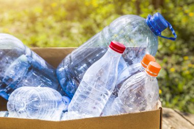 plastik şişeile kutu. Çöp, mikroplastik ve toprak ve okyanus kirliliğinin geri dönüşümü.