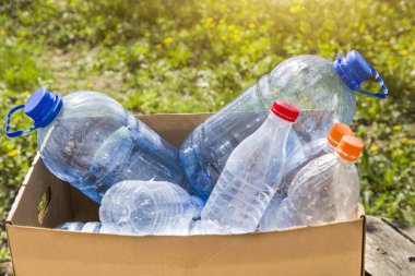 plastik şişeile kutu. Çöp, mikroplastik ve toprak ve okyanus kirliliğinin geri dönüşümü.