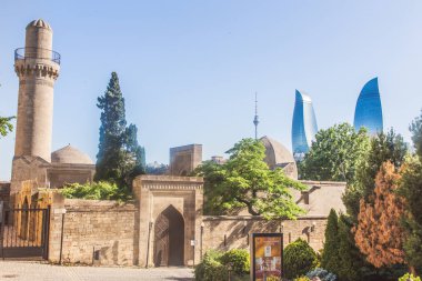 Bakü Alev Kuleleri Bakü'nün en yüksek gökdelenidir, Azerbaycan'ın turizmidir. Eski şehir