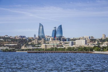 Bakü Alev Kuleleri Bakü'nün en yüksek gökdelenidir, Azerbaycan'ın turizmidir. sahil bulvarı
