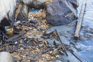 sahilde çöp plastik şişeler. okyanus petrol ve su kirliliği.