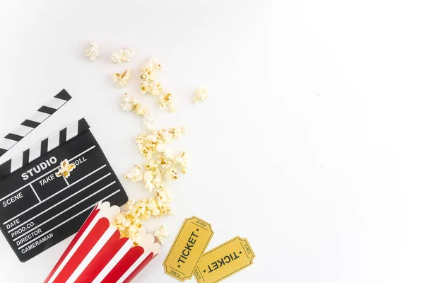 Concepto de fiesta de cine. entradas de cine, clapperboard, maíz pop y gafas 3d en un fondo blanco. Puesta plana —  Fotos de Stock