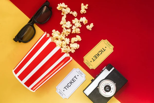 Cinema Party Concept. biobiljetter, Clapperboard, pop Corn och 3D-glasögon i en röd bakgrund. Flat Lay — Stockfoto