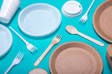 Düz kompozisyon plastik sofra takımı ve çevre dostu kağıt bambu tabakları. Plastik işleme sorunu.