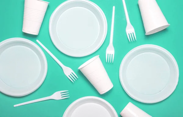 Flat lay composition disposable plastic tableware. plastic processing problem — Stock Photo, Image