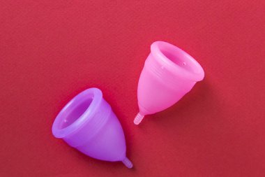 İki adet silikon bardağı. Bayan mahrem hijyen ürünleri, üst görünüm. Adet sırasında kan toplamak için kullanılan cihaz kadın vajinasının içinde kullanılır..