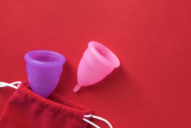 İki adet silikon bardağı. Bayan mahrem hijyen ürünleri, üst görünüm. Adet sırasında kan toplamak için kullanılan cihaz kadın vajinasının içinde kullanılır..