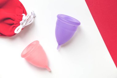 İki adet silikon bardağı. Bayan mahrem hijyen ürünleri, üst görünüm. Adet sırasında kan toplamak için kullanılan cihaz kadın vajinasının içinde kullanılır..