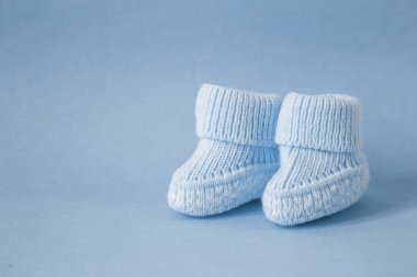 Bebek, bebek partisi. Mavi çocuk yenidoğan ayakkabı