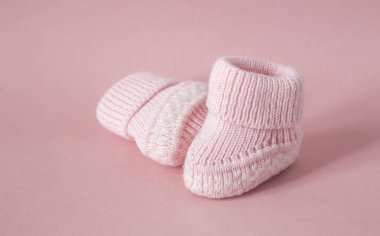 Bebek, bebek partisi. Pembe kız yenidoğan ayakkabı