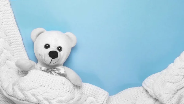 Kleine witte teddybeer onder de covers op een roze achtergrond. Wachten jongen, baby shower — Stockfoto