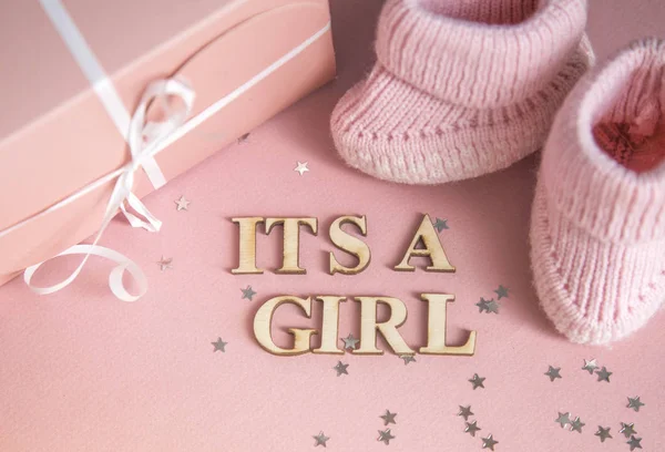 Esperando bebé, baby shower. Zapatos de niña rosa recién nacido — Foto de Stock