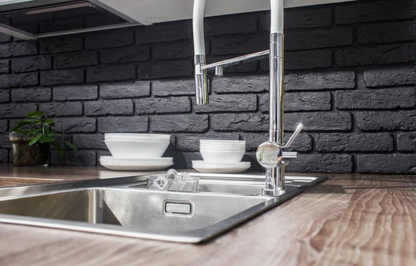 Cucina moderna interna. lavandino e rubinetto — Foto Stock