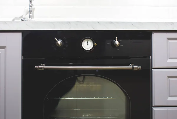 Intérieur de cuisine moderne. four électrique pour la cuisson — Photo