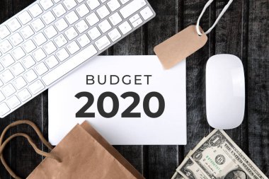 Bütçe 2020 bir not defteri ofis masasında. Yeni yıl için planlar ve hedefler. Beyaz arka planda üst görünüm düzeni