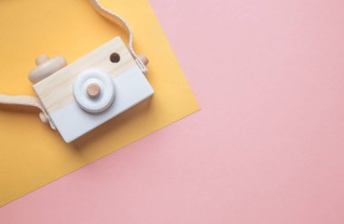 Pastel renkli arka plan kamera ile Yaratıcı Flatlay moda tarzı. Seyahat konsepti. metin için boş alan