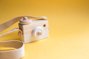 Pastel renkli arka plan kamera ile Yaratıcı Flatlay moda tarzı. Seyahat konsepti. metin için boş alan
