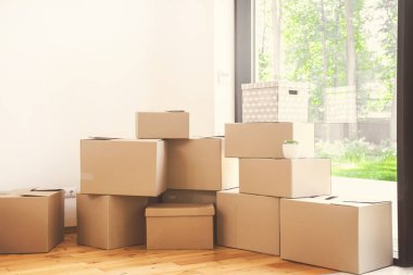 Hareketli gün, yeni dairede karton kutular