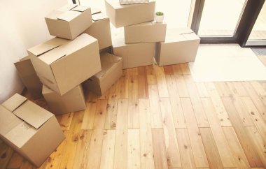 Hareketli gün, yeni dairede karton kutular