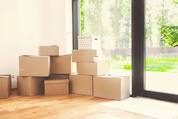 Moving day, cardboard boxes in new apartment — Stock Photo, Image