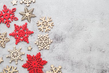 Gri arkaplanda beyaz ve kırmızı kar taneleri.