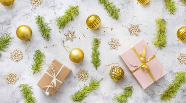 Yeni Yıl düz kompozisyon üst görünümü. Bir fiyonklu hediye kutusu, Noel ağacı dalları ve boş alan, taklit et.