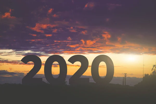 2019 년의 황혼. 2020 년 하늘을 배경으로 한다. 새해를 위한 목표, 계획, 과제. — 스톡 사진