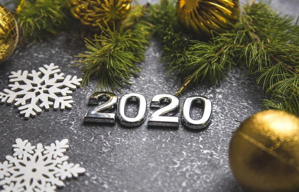 Composición de flatlay de Navidad, ramas de árboles de Navidad y números 2020 — Foto de Stock