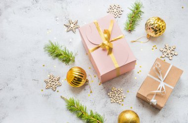 Yeni Yıl düz kompozisyon üst görünümü. Bir fiyonklu hediye kutusu, Noel ağacı dalları ve boş alan, taklit et.