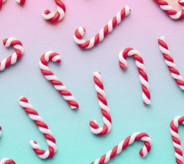 Mavi ve pembe arka planda Noel şekerleri. Boşluk ve Asgari Bileşimi Kopyala.