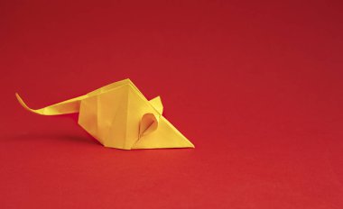 Çin Yeni Yılı 2020. Fare yılı. 2020 Çin burcu sembolü. Origami kağıt hayvanı. Metin için boş alan
