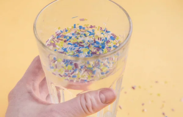 Çevre kirliliği ve su mikroplastiği. Kaşıklı mikro plastik.