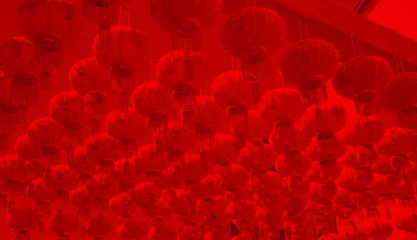 Telhado decoração galpão de lanternas chinesas suspensas vermelhas. Feliz ano novo chinês — Fotografia de Stock