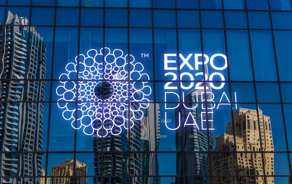 Dubai, Uae - 27 Ağustos: Mavi camda yansıyan gökdelenler. Dubai Fuarı 2020 İmzala