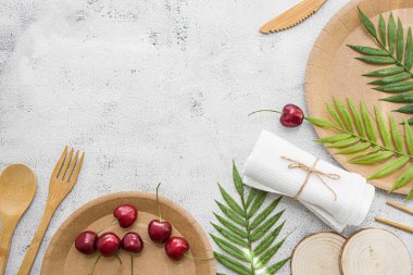 Çevre dostu kullan-at yemekler beyaz mermer arka planda kağıt ve bambu yaptılar. Sarılmış kaşıklar, çatal, bıçaklar, kağıt bardaklı tabaklar. Geri dönüşüm konsepti. Sıfır atık, boşluk kopyala