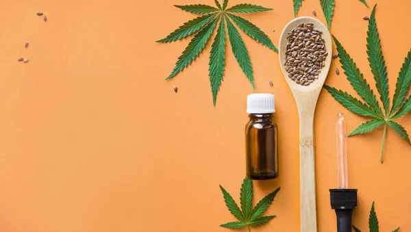 Flat lay composition top view. Marijuana leaves, cannabis oil and Hemp seeds. Glass bottle with CBD oil, THC tincture. Cosmetics CBD oil — Stock Photo, Image