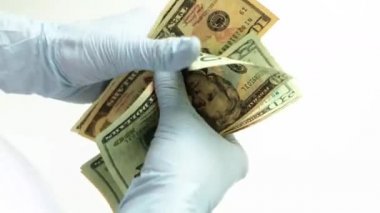 Eldivenli kadın ve mağazadaki maske para sayıyor. Koronovirüs covid-19 'u karantinaya alın.