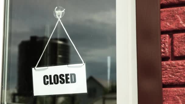 Ouvrir une petite entreprise après la quarantaine. Femme propriétaire d'entreprise suspendue étaient panneau ouvert sur la porte d'entrée souriant accueillant les clients au nouveau café. Concept d'entreprise, de personne et de jeunesse. — Video